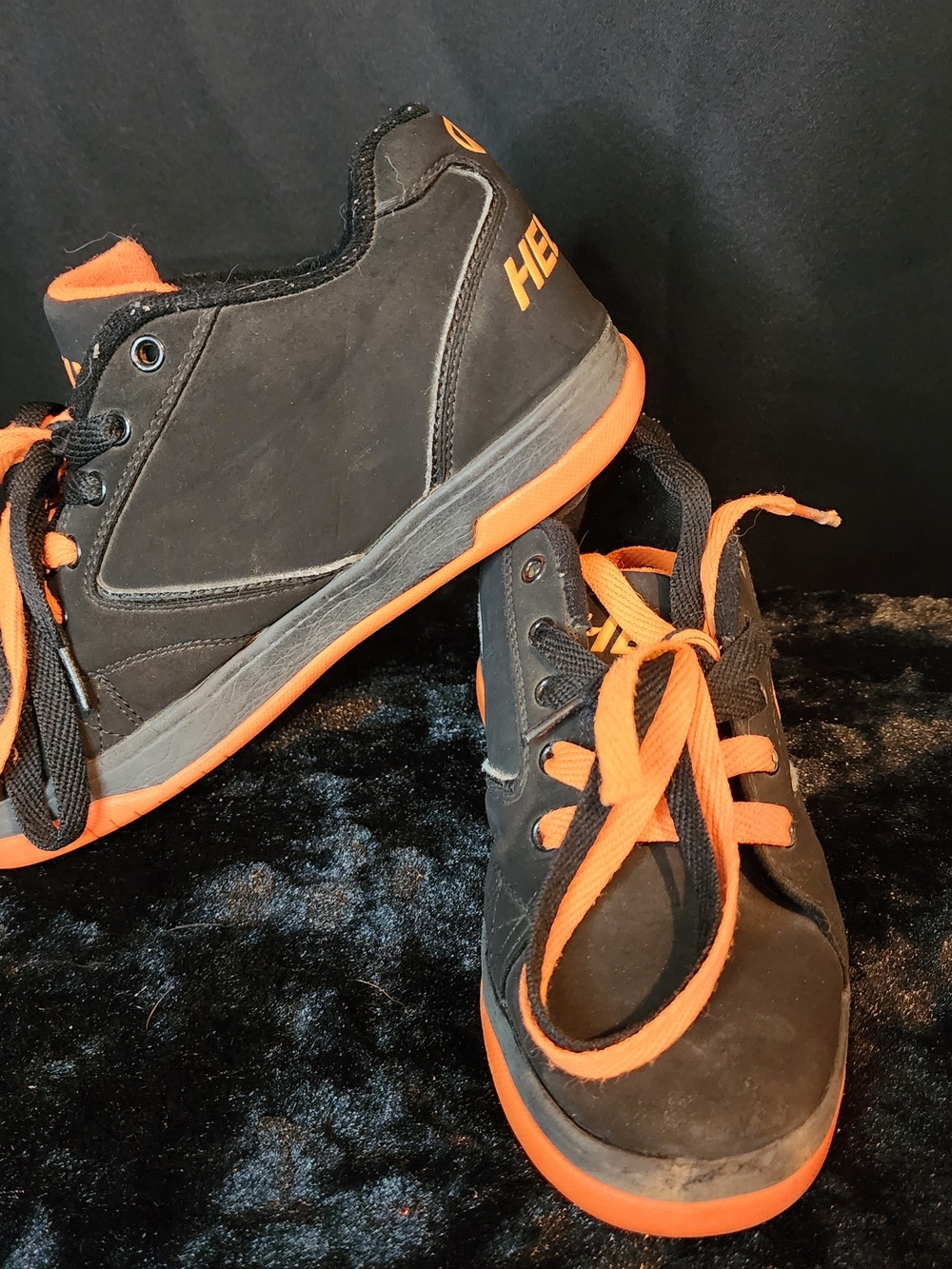 Boys Heelys Youth 4 Black and Orange Shoes * See description*